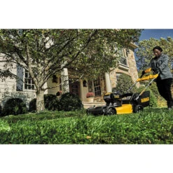 DEWALT DEW-DCMWSP244U2-CA 2X20V MAX 21-1/2" Brushless Cordless Fwd Self-Propelled Lawn Mower 2x 10.0Ah Kit -Makita Shop Sales 300DPI 1000px DCMWSP244U2 A1 45728.1645639063