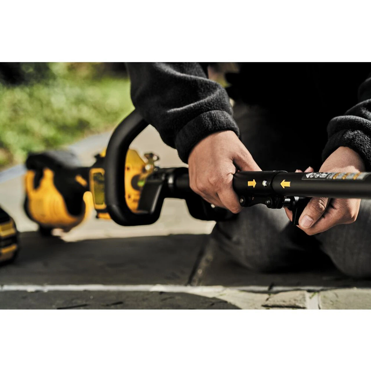 DEWALT DEW-DCST972X1 FLEXVOLT 60V MAX 17" Brushless Cordless Power Head Attachment Capable String Trimmer 9.0Ah Kit 10 DEWALT DEW-DCST972X1 FLEXVOLT 60V MAX 17" Brushless Cordless Power Head Attachment Capable String Trimmer 9.0Ah Kit - Image 8