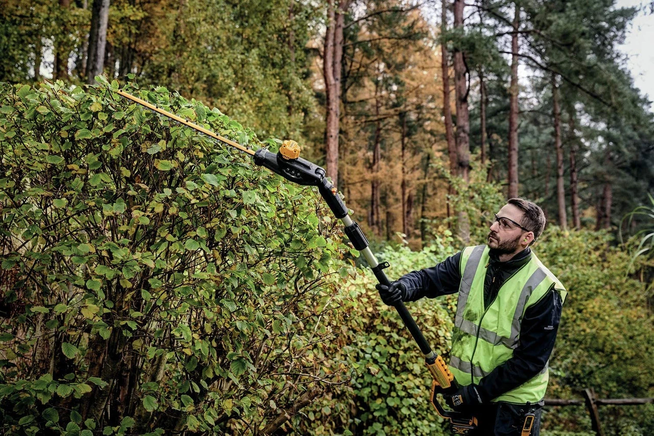 DEWALT DEW-DCPH820M1 20V MAX 22" Pole Hedge Trimmer 4.0Ah Kit 7 DEWALT DEW-DCPH820M1 20V MAX 22" Pole Hedge Trimmer 4.0Ah Kit - Image 5