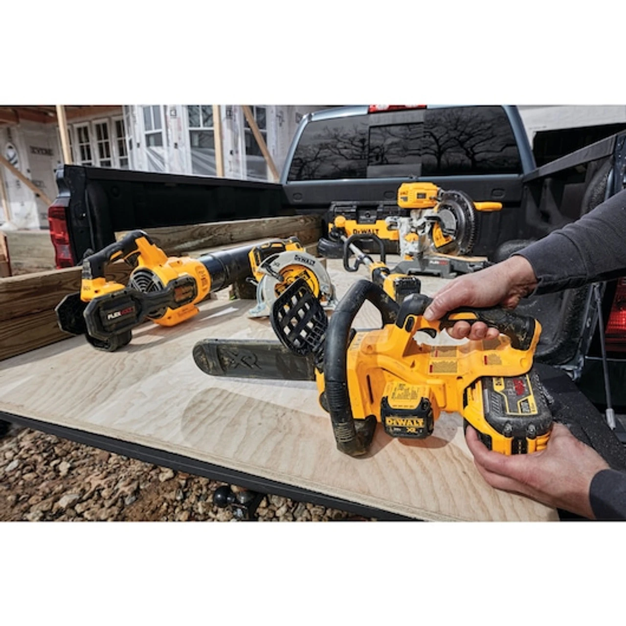 DEWALT DEW-DCCS620P1 20V MAX Compact 12 In. Cordless Chainsaw Kit 13 DEWALT DEW-DCCS620P1 20V MAX Compact 12 In. Cordless Chainsaw Kit - Image 11