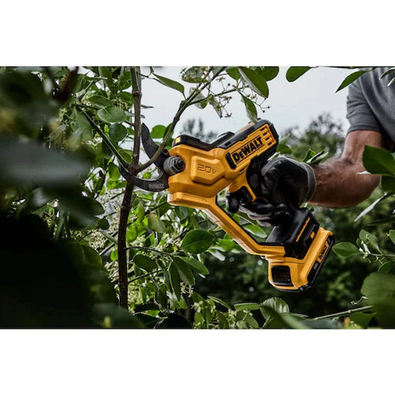 DEWALT DEW-DCPR320D1 20V MAX 1-1/2 In. Cordless Pruner 2.0Ah Kit 9 DEWALT DEW-DCPR320D1 20V MAX 1-1/2 In. Cordless Pruner 2.0Ah Kit - Image 7