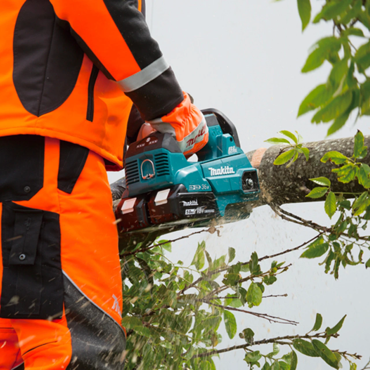 Makita MAK-DUC356PG2 14" Top Handle Brushless Chainsaw 2x 6.0Ah Kit 4 Makita MAK-DUC356PG2 14" Top Handle Brushless Chainsaw 2x 6.0Ah Kit - Image 2